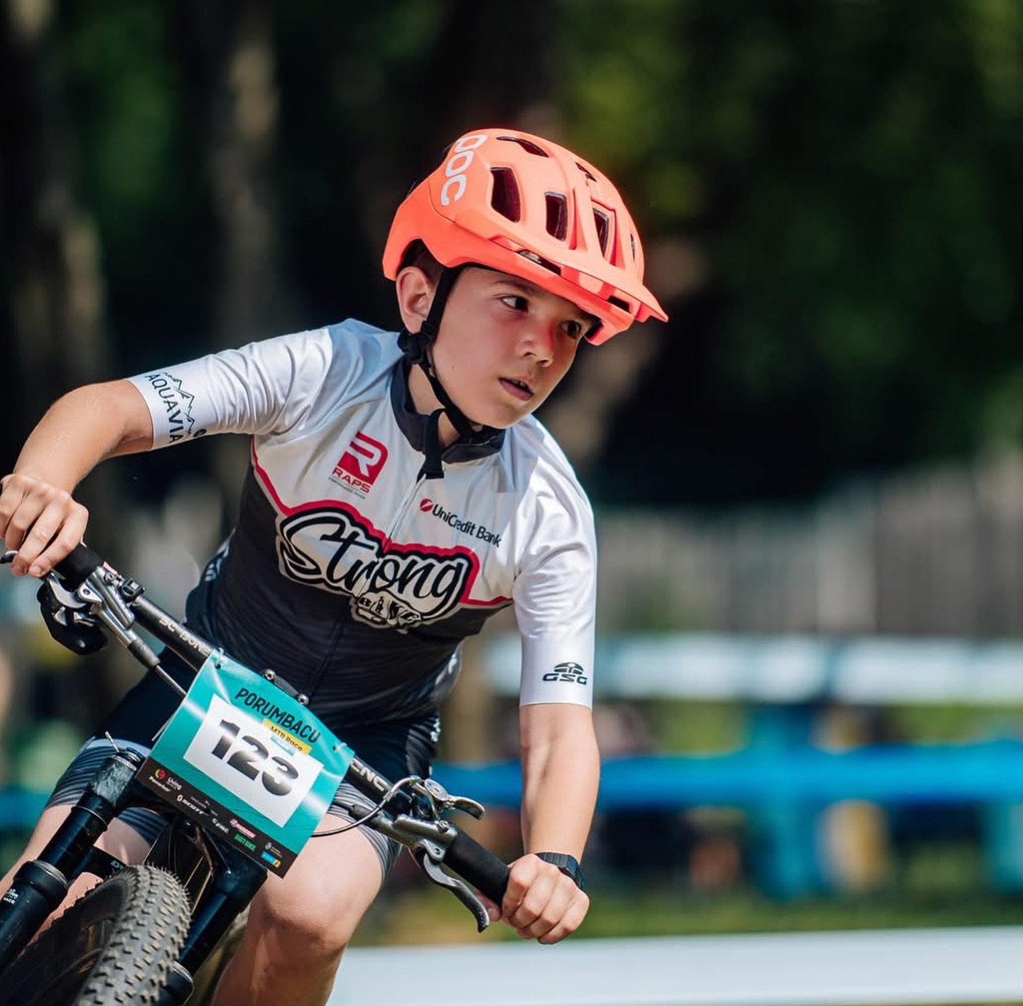 Rider StrongBike pe traseu MTB