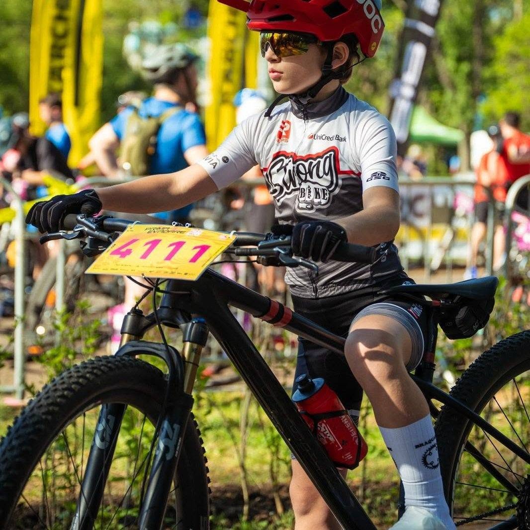 Copil la antrenament MTB StrongBike