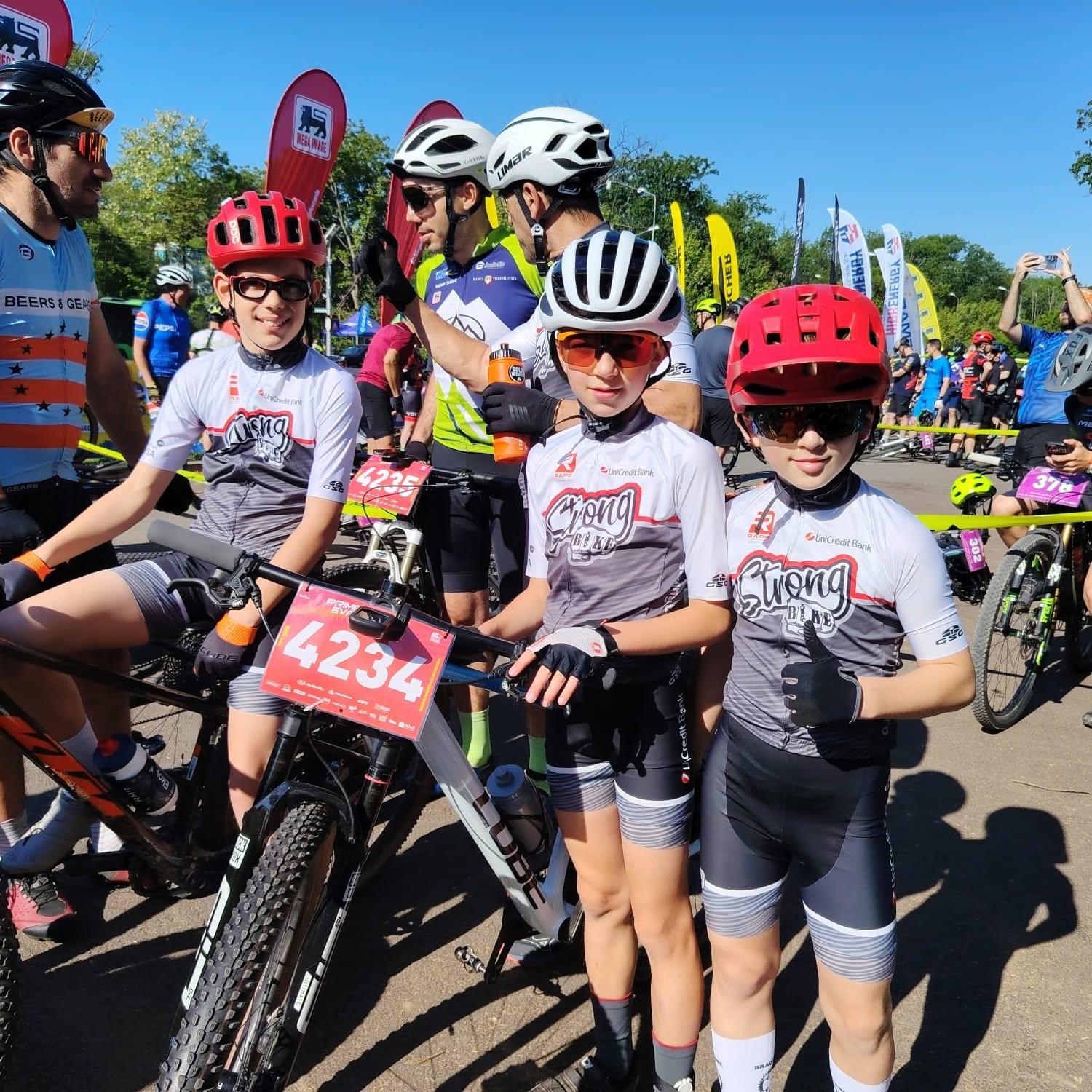 Copii din comunitatea StrongBike la start